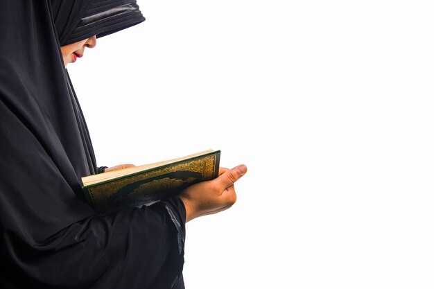 Corano in mano - libro sacro dei musulmani (oggetto pubblico di tutti i musulmani) Corano in mano