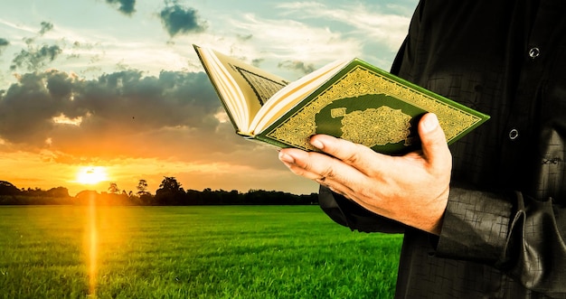 Corano in mano libro sacro dei musulmani oggetto pubblico di tutti i musulmani