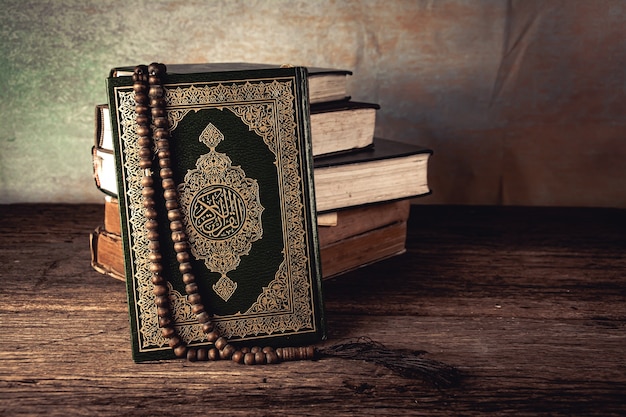 Corano - libro sacro dei musulmani oggetto pubblico di tutti i musulmani sul tavolo, natura morta.