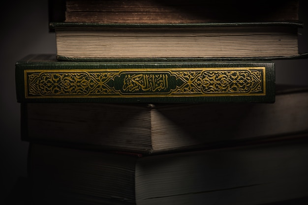 Corano - libro sacro dei musulmani (oggetto pubblico di tutti i musulmani) sul tavolo