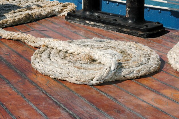 Corda bianca nautica sul ponte di legno in nave a vela