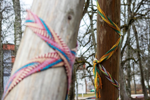 corda colorata legata a un palo con una corda legata ad esso.