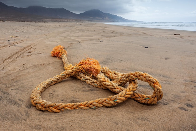 corda corda legata in un nodo sulla sabbia della spiaggia di Cofete, sulla costa sud-occidentale di Fuerteventura