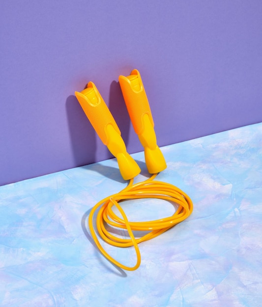 Corda da salto sportiva gialla brillante per allenamenti di combustione dei grassi e mantenimento di una forma fisica sana Concept di perdita di peso