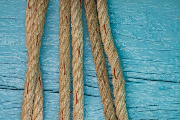 Corda della nave o corda marina su legno blu