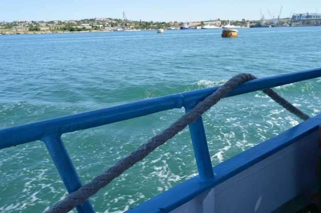 Corda di mare spessa a bordo di una nave, vista mare.