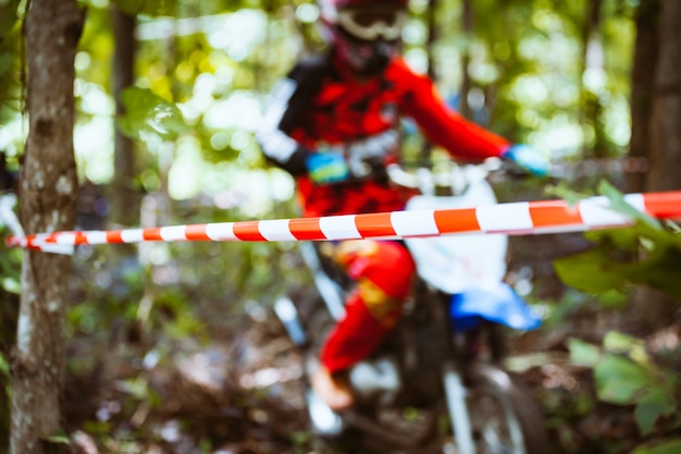 Corda di plastica barricata con mountain bike