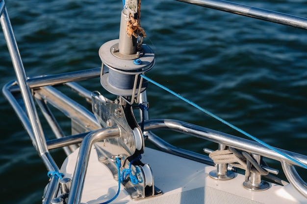 Corda sul verricello di uno yacht bianco in mare.attrezzatura per yacht