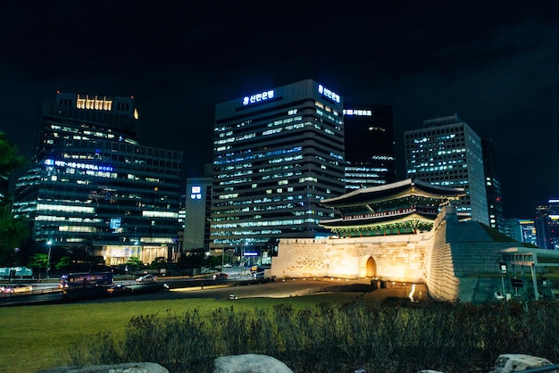 Corea del Sud Seoul marzo 2019 Dongsibjagak Watchtower Gyeongbokgung Palace di notte