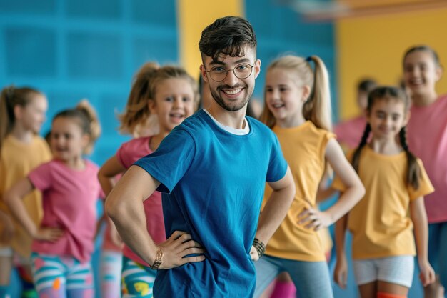 Coreografo amichevole che aiuta le sue studentesse a fare esercizi di danza in studio Bambini felici che fanno esercizio di danza Bambini che si allenano in classe di coreografia imparano danze moderne