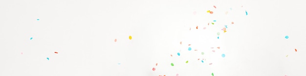 Coriandoli colorati o banner sfondo bianco