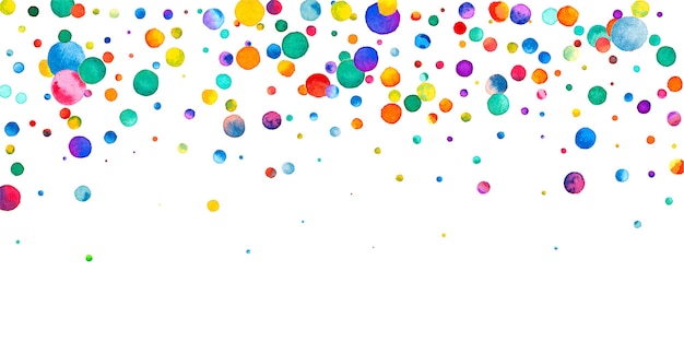 Coriandoli dell'acquerello su fondo bianco. Adorabili puntini colorati arcobaleno. Felice celebrazione ampia carta luminosa colorata. Coriandoli insoliti dipinti a mano.