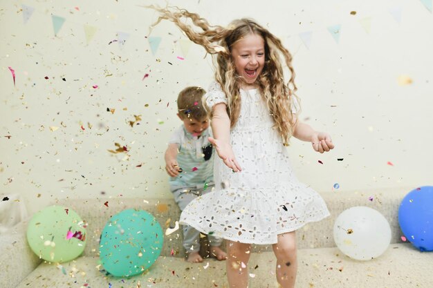 Coriandoli pioggia colorata su una festa di compleanno