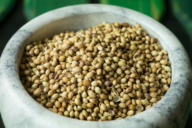 Coriandolo in una ciotola di marmo