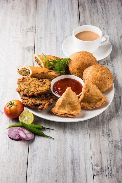 Coriandolo o Kothimbir vada, Samosa, Kachori, Daal Vada sono gli snack indiani preferiti per l'ora del tè. messa a fuoco selettiva