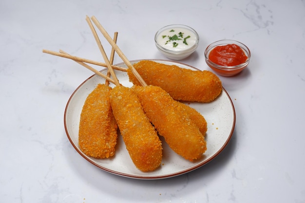 Corn dog in stile coreano con ketchup e maionese