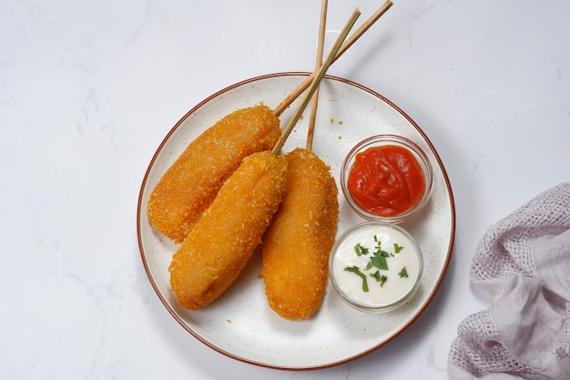 Corn dog in stile coreano con ketchup e maionese