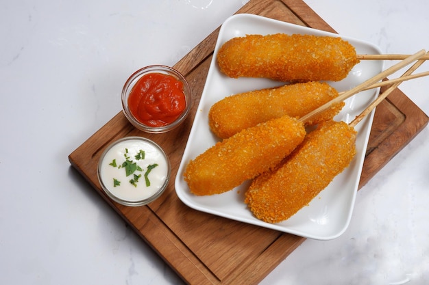 Corn dog in stile coreano con ketchup e maionese