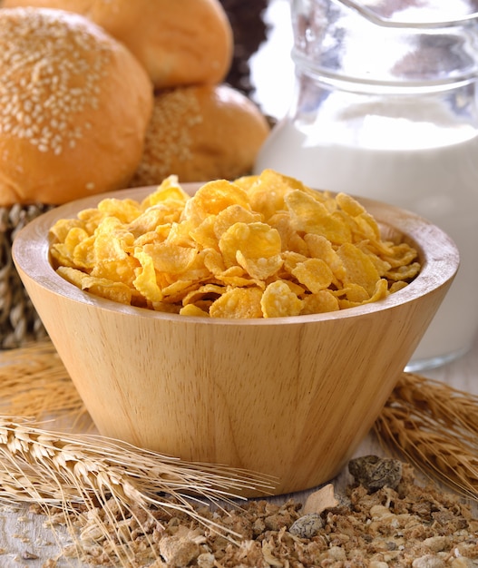 Corn flakes in ciotola di legno