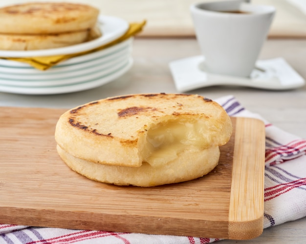 Cornbread di formaggio sul tavolo di legno