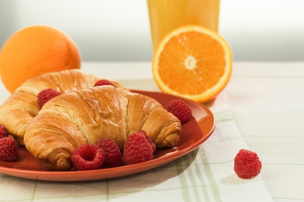 Cornetti al caffè e deliziosi lamponi freschi