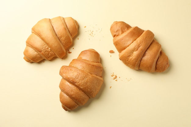 Cornetti al forno su fondo beige, vista dall'alto