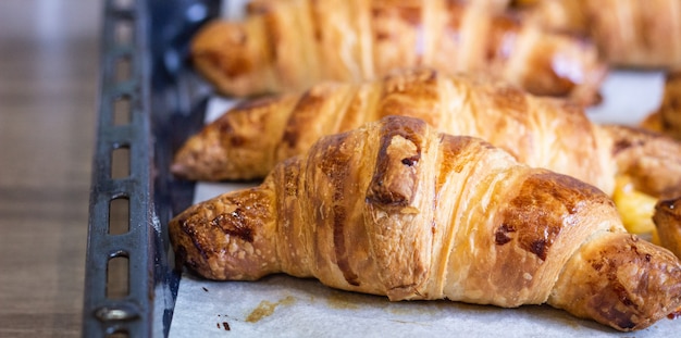 Cornetti appena sfornati a base di pasta sfoglia con ripieno di formaggio