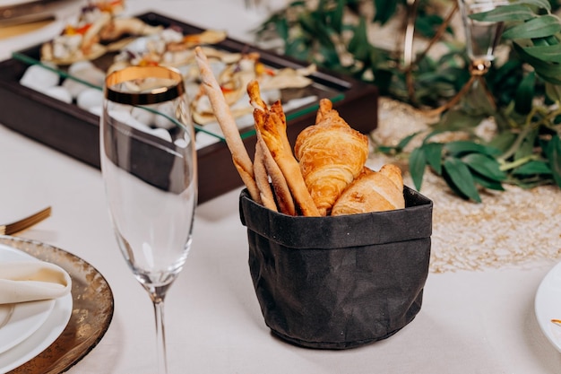 Cornetti e bacchette sono pronti per un buffet nel ristorante