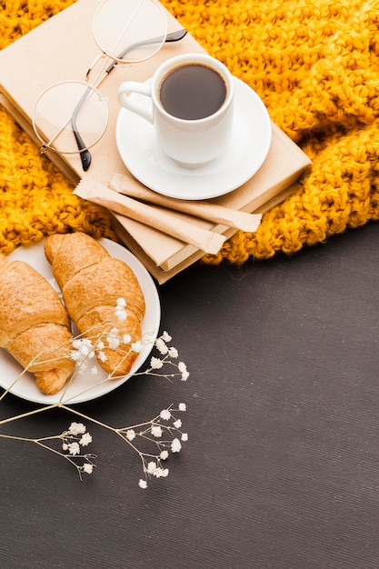 Cornetti e caffè ad alto angolo