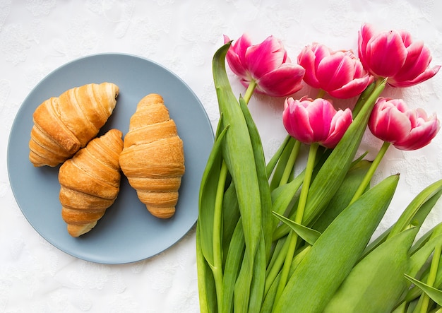 Cornetti e un bouquet di tulipani rosa