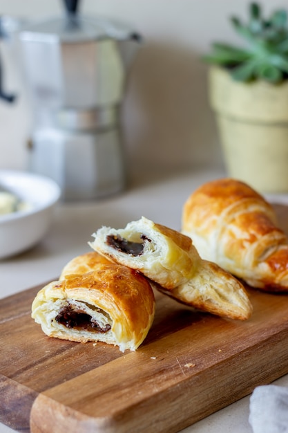 Cornetti francesi ripieni al cioccolato. Baking. Cucina nazionale. Colazione. Cibo vegetariano.