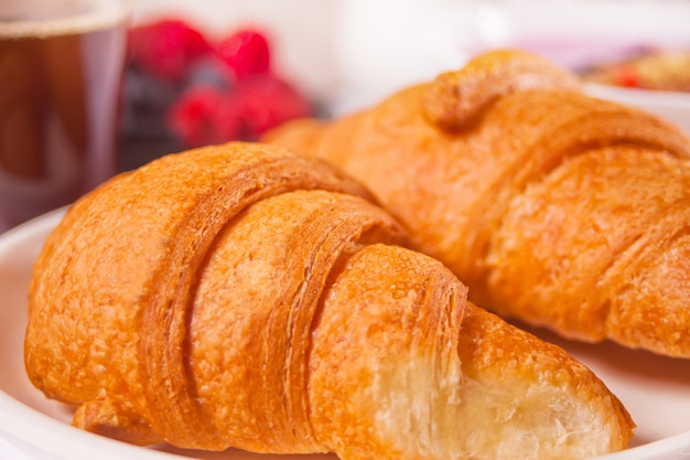 Cornetti freschi con frutti di bosco.