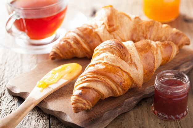 Cornetti freschi con marmellata per colazione