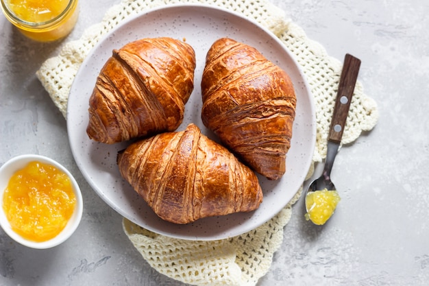 Cornetti freschi Cornetti francesi appena sfornati con marmellata