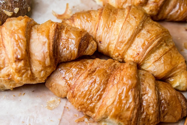 Cornetti freschi su carta da forno. Croissant croccante