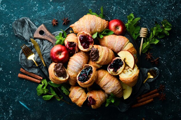 Cornetti tradizionali con marmellata di cioccolato e mele Dolci Vista dall'alto Stile rustico