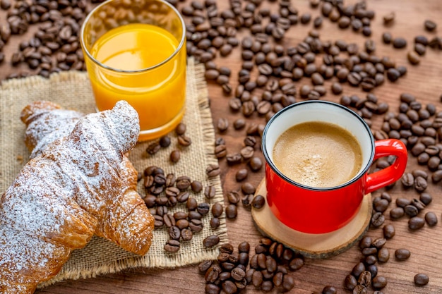 Cornetto al caffè e succo d'arancia