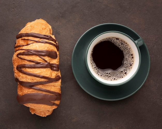 Cornetto al cioccolato e caffè vista dall'alto