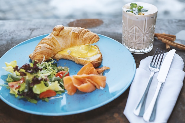 Cornetto con formaggio, salmone e caffè