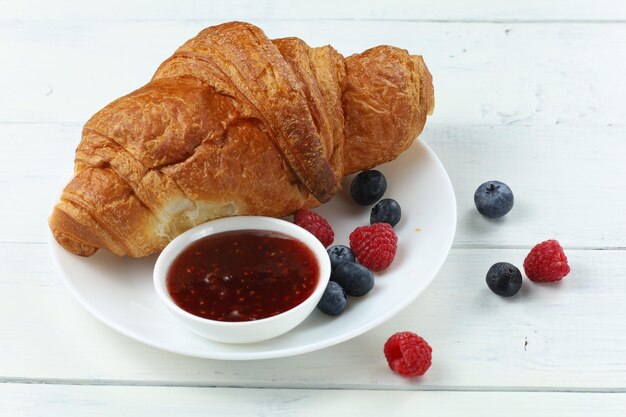 Cornetto con marmellata e frutti di bosco Colazione tradizionale