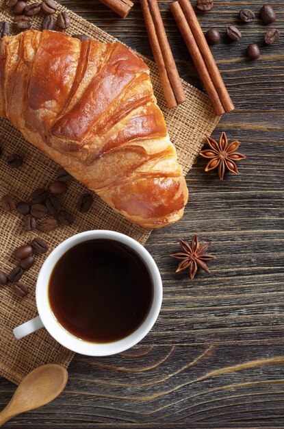 Cornetto con tazza di caffè