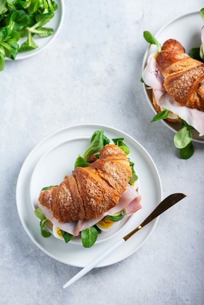 Cornetto fresco con insalata verde