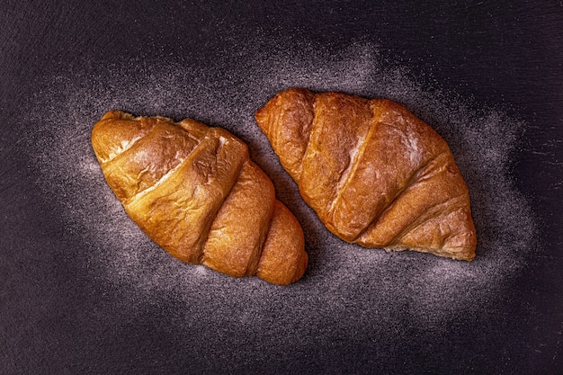 Cornetto fresco sul tavolo scuro.