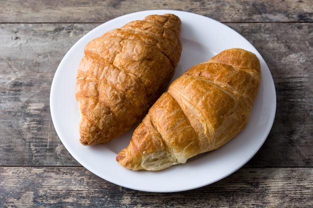 Cornetto in lamiera sul tavolo di legno