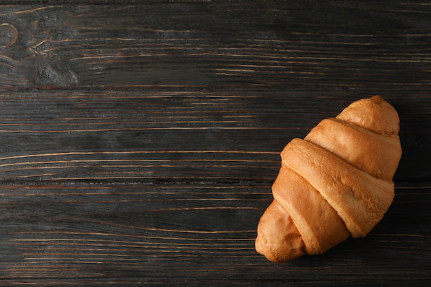 Cornetto su fondo in legno, spazio per il testo