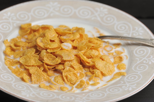 Cornflakes con latte in un piatto