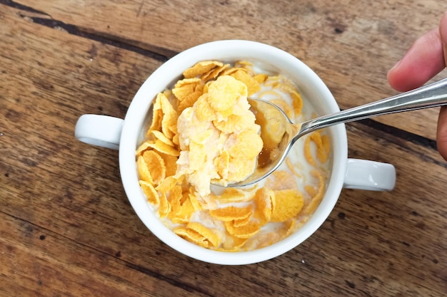 Cornflakes con latte per la colazione