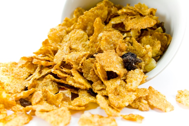 Cornflakes dalla ciotola bianca