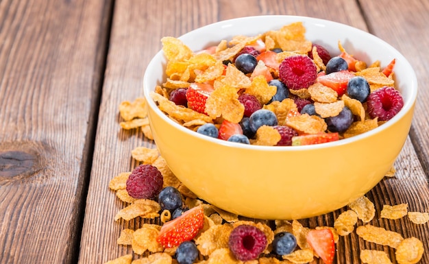 Cornflakes e frutti di bosco per la colazione