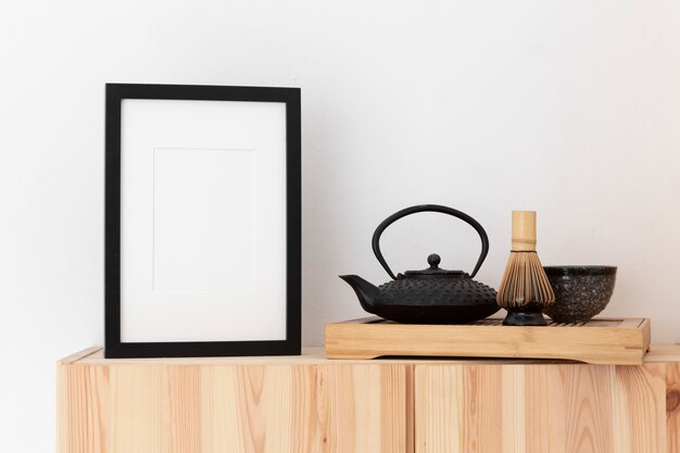 Cornice con elementi ornamentali